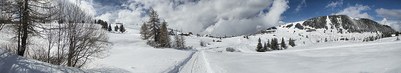 全景式的Seiser Alm与Bullaccia山在左边从积雪的道路